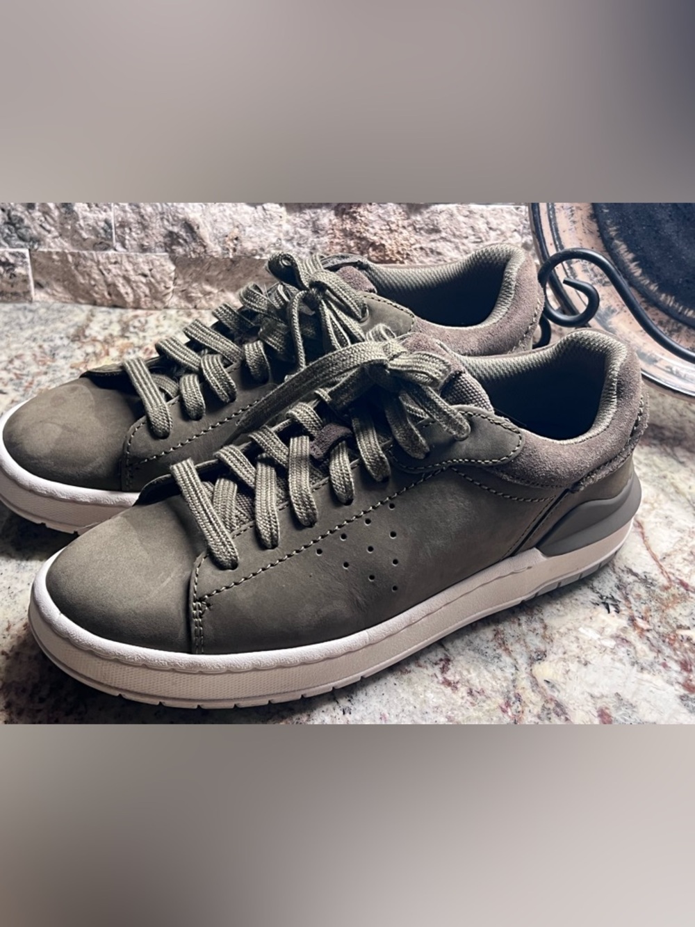 Size 8.5 men's- Courtlite 2 Run leather lace up Sneakers